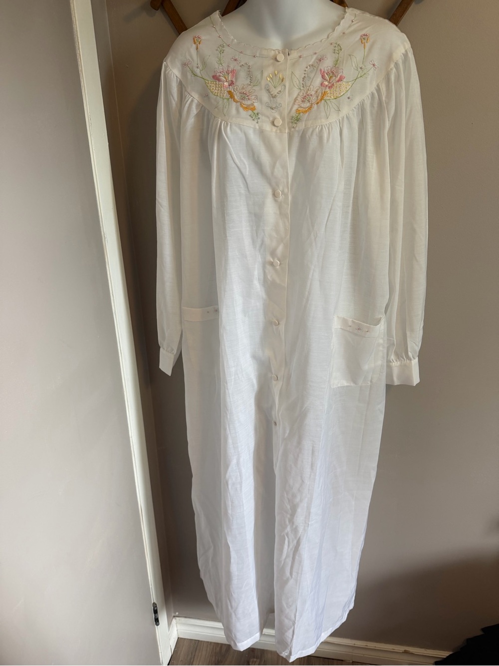 Vintage Lily White Hand Embroidered Nightgown Dressing Gown 42